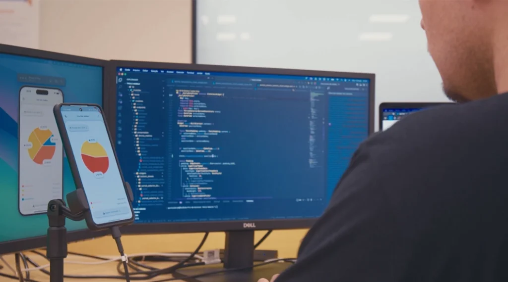 Equipe da Tholz Industrial trabalhando em desenvolvimento tecnológico, representando inovação constante e evolução de soluções industriais.