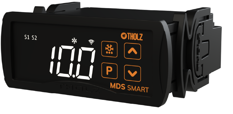 MDS Smart Tholz, termostato digital para refrigeração em perspectiva, com display de alta visibilidade e design compacto para painéis elétricos.