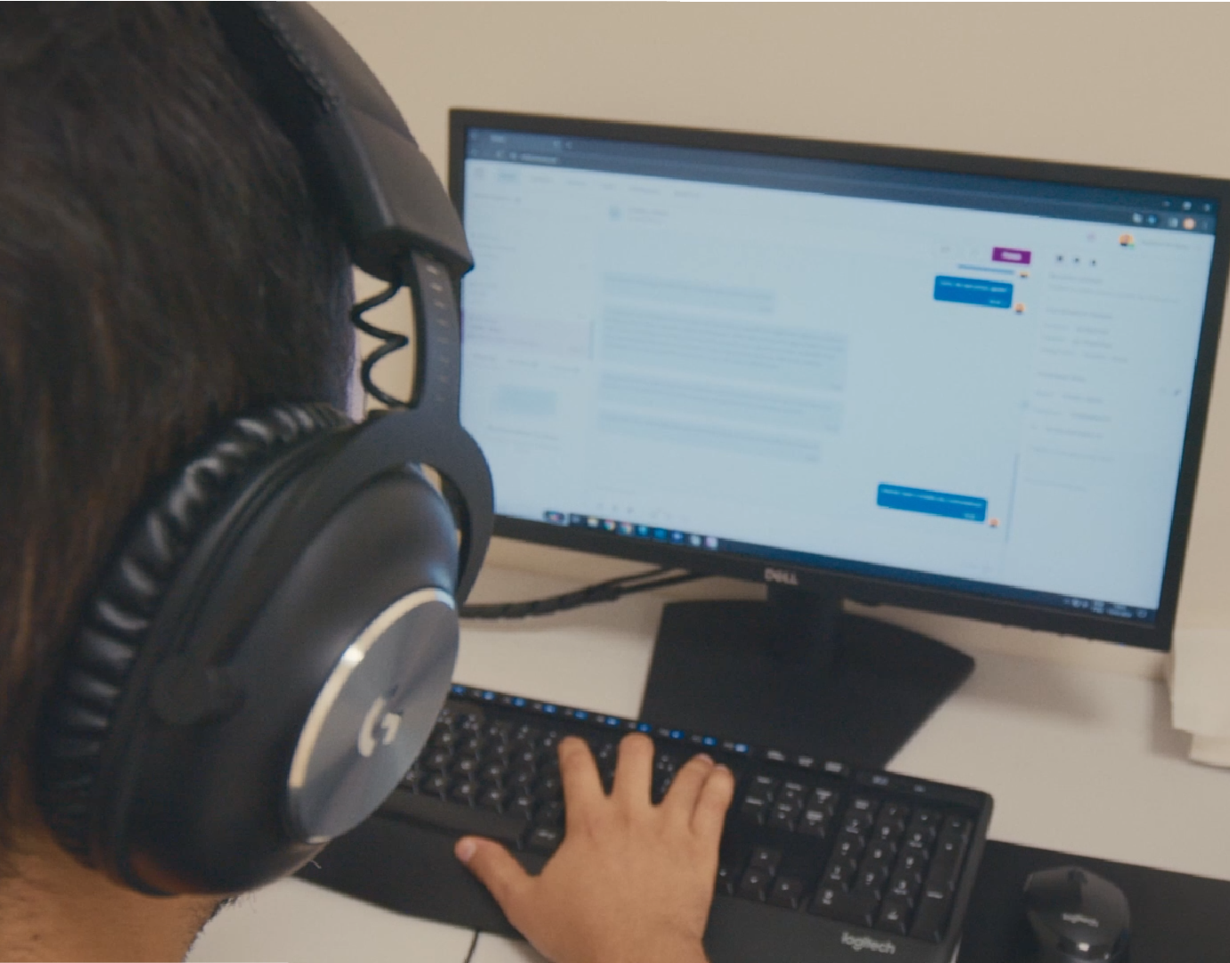 Assistência: Profissional da assistência técnica da Tholz utilizando headset e computador para atendimento e suporte técnico ao cliente.